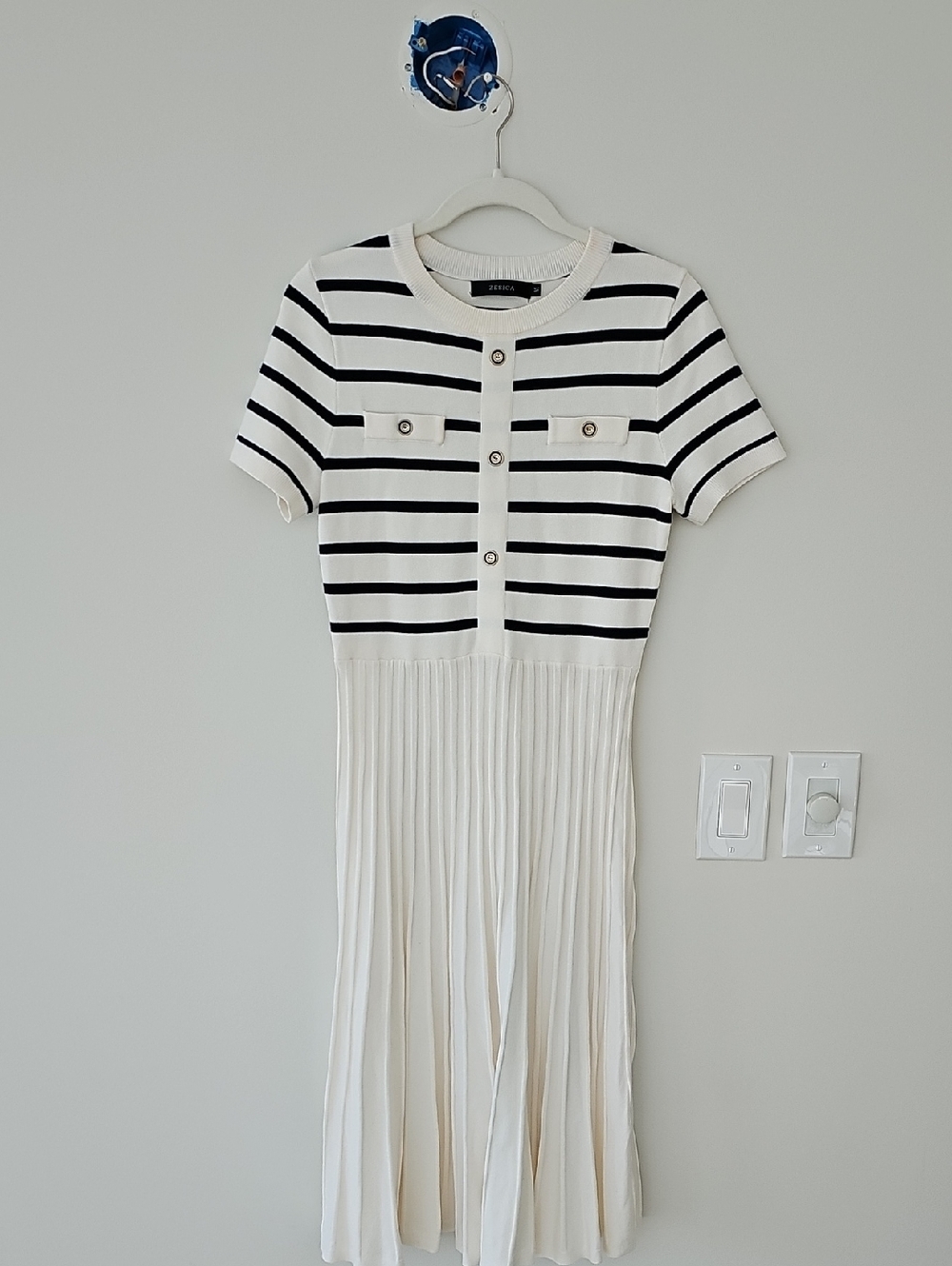 Women’s Zesica Black & White Striped Short-Sleeve Pleated Dress Size M